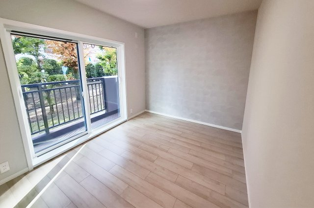 新檜尾台第2次住宅2号棟の洋室|洋室2：和室をリノベーションし、新しく生まれ変わったお部屋です。