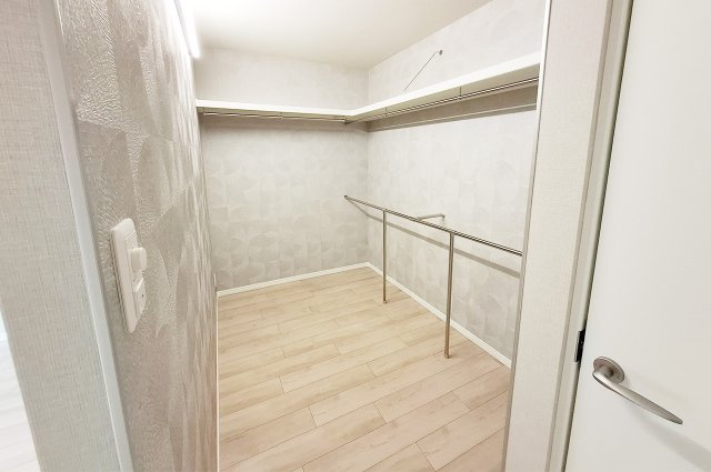 新檜尾台第2次住宅2号棟の収納|洋室2：大容量のウォークインクローゼットで整理整頓もラクラク。