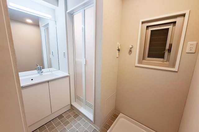 新檜尾台第2次住宅2号棟の独立洗面台|洗面室：洗面化粧台を新調済み。窓付きで換気しやすい設計。