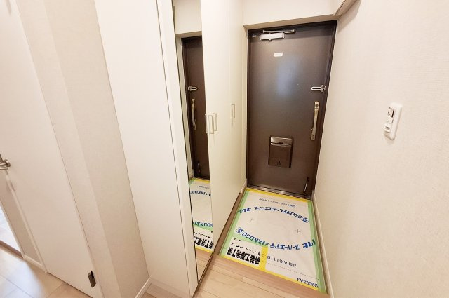 新檜尾台第2次住宅2号棟の玄関|玄関：姿見付きの下駄箱を新調。