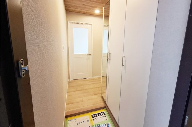 新檜尾台第2次住宅2号棟の玄関|玄関・廊下：クロスやフローリングを貼替え済み。