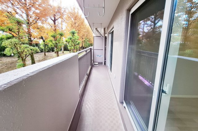 新檜尾台第2次住宅2号棟のバルコニー|洋室側バルコニー