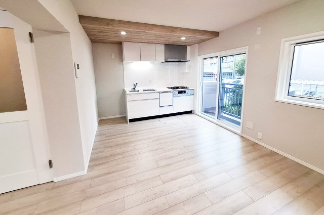 新檜尾台第2次住宅2号棟の居間・リビング|LDK：クロスやフローリングを貼替えるなどリフォーム済み。