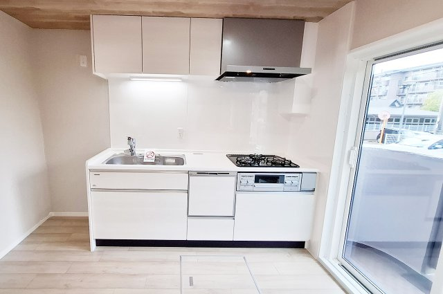 新檜尾台第2次住宅2号棟のキッチン|キッチン：食洗機・浄水器付きのシステムキッチンを新調済み。