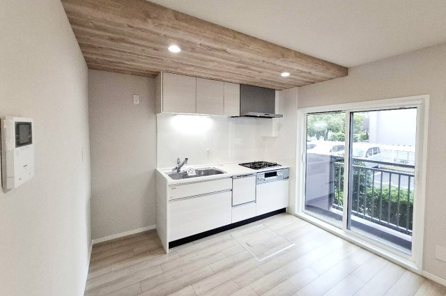 新檜尾台第2次住宅2号棟のキッチン|キッチン：バルコニーへ出入り可能。換気やゴミ出しにも便利です。