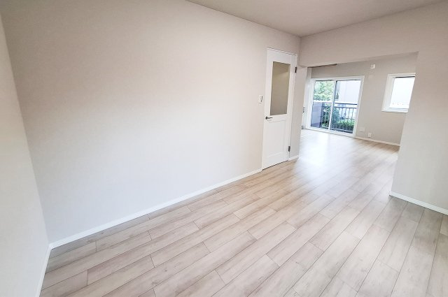 新檜尾台第2次住宅2号棟の居間・リビング|LDK：和室をLDKに取り込み広々とした空間にリノベーション済み。