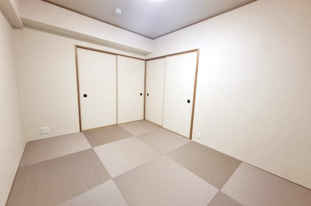 ベルク浜寺公園の和室|半帖畳でモダンな印象に仕上げた6帖和室。寝室や客間にぴったりです。