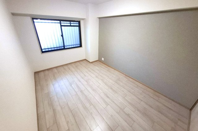 ベルク浜寺公園の洋室|ゆったりとした洋室約6.5帖。リフォームでまっさらのお部屋に生まれ変わりました。