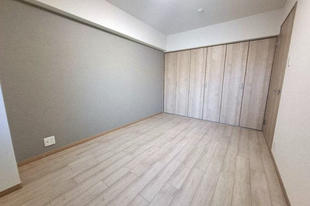 ベルク浜寺公園の内装|主寝室にぴったりの洋室約6.5帖。グレーのアクセントクロスが落ち着いた雰囲気を演出します。