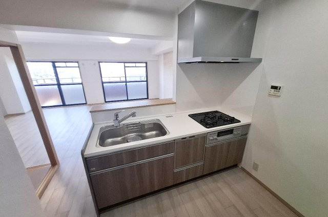 ベルク浜寺公園のキッチン|リビングを一望できる開放的なキッチン。家族との会話も自然とはずみます。