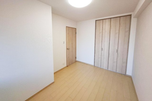 ライオンズマンション上野芝ガーデンシティの寝室|洋室1：洋室約5.6帖はリラックスできる落ち着いたプライベート空間。幅広いライフスタイルに対応可能。