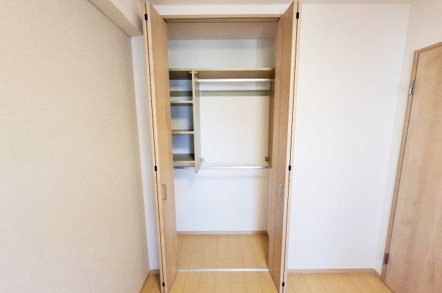 ライオンズマンション上野芝ガーデンシティの収納|洋室2クローゼットはハンガーパイプ付き。衣類をそのまま掛けられて便利な仕様。整理整頓もラクラク。