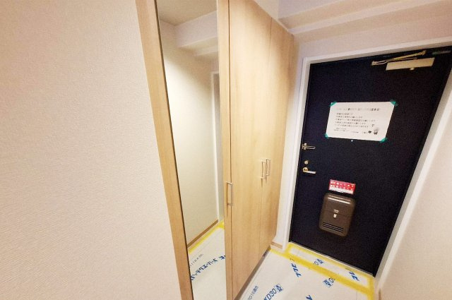 ライオンズマンション上野芝ガーデンシティの玄関|玄関：大容量の下駄箱を新調。姿見付きで外出前の身だしなみチェックにも便利です。