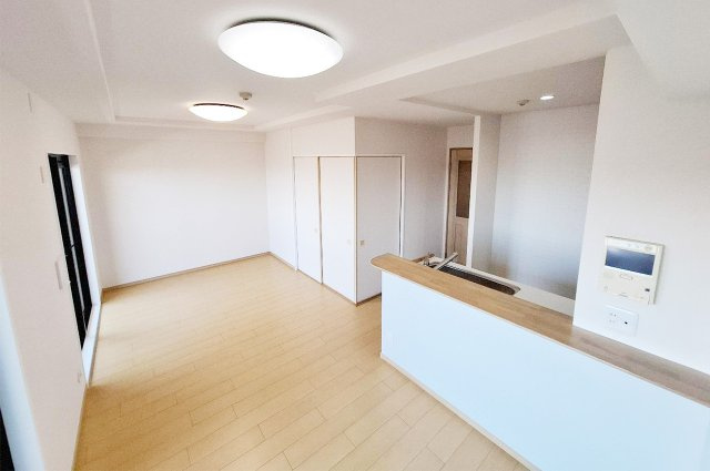 ライオンズマンション上野芝ガーデンシティの居間・リビング|LDK：リフォーム済みで清潔感が溢れます。家具配置のしやすいシンプルな間取りです。