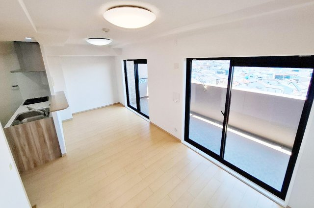 ライオンズマンション上野芝ガーデンシティの居間・リビング|LDK：明るい南東向きの窓から光が差し込む約13.3帖のLDK。家族が自然と集まる心地よい空間です。