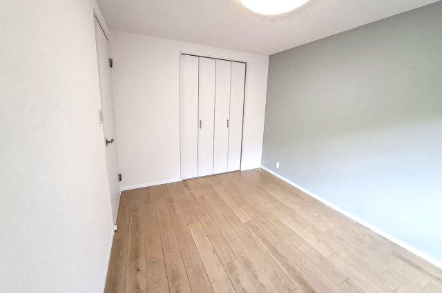 泉北茶山台第一次住宅九号棟の寝室|洋室（１）の壁一部には、爽やかなブルーグリーンのアクセントクロスを貼りました。