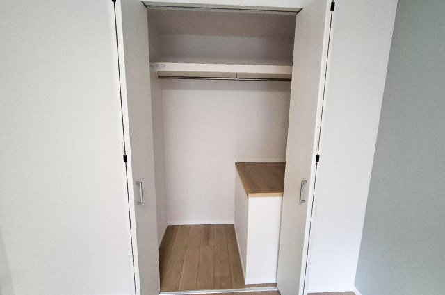 泉北茶山台第一次住宅九号棟の収納|洋室（１）のクローゼット。きれいに新調済みです。