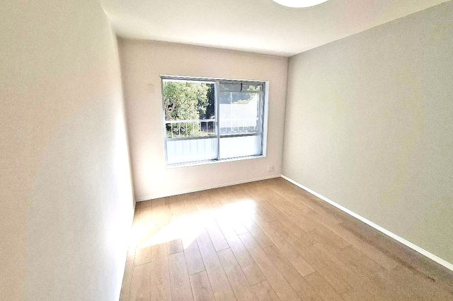 泉北茶山台第一次住宅九号棟の洋室|約6帖の洋室（２）も、和室をリノベーションして新しく生まれ変わったお部屋です。