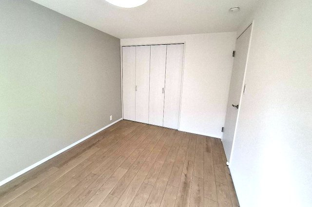 泉北茶山台第一次住宅九号棟の子供部屋|洋室（２）の壁一部には、柔らかなグレーのアクセントクロスを貼りました。