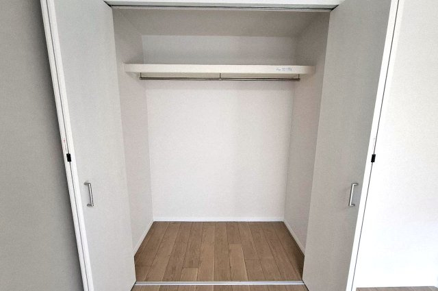 泉北茶山台第一次住宅九号棟の収納|洋室（２）のクローゼットもきれいに新調済みです。