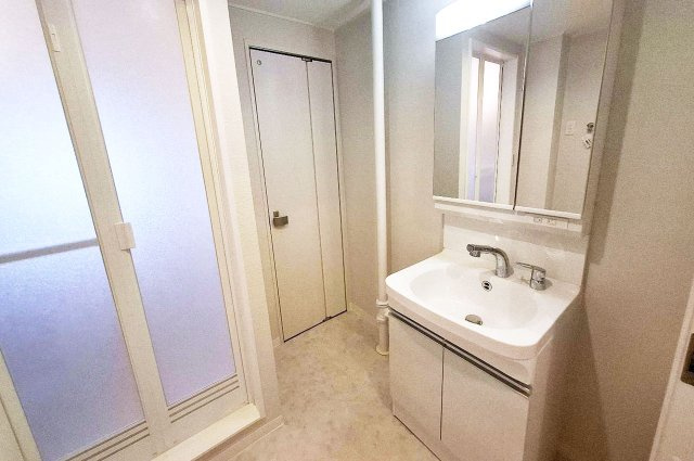 泉北茶山台第一次住宅九号棟の独立洗面台|タカラスタンダードの洗面化粧台を新調するなど、洗面室内もリフォームで一新しました。