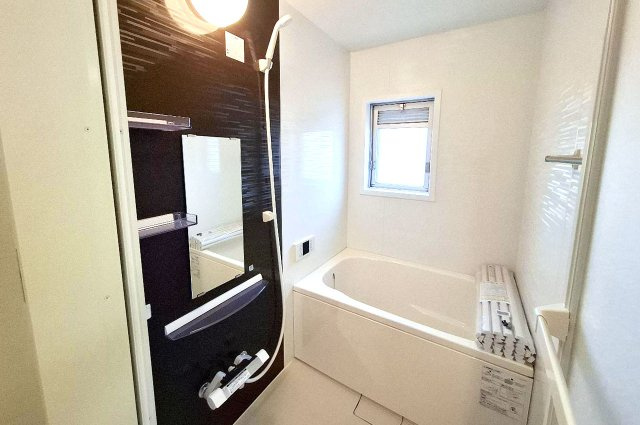 泉北茶山台第一次住宅九号棟の浴室|ハウステックのシステムバスを新調。水はけが良く、乾きやすい床材を使用しています。