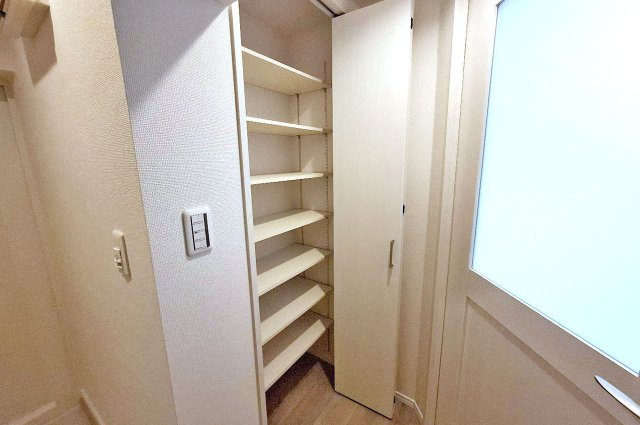 泉北茶山台第一次住宅九号棟の収納|廊下にある便利な可動棚付き物入。リフォームできれいになりました。