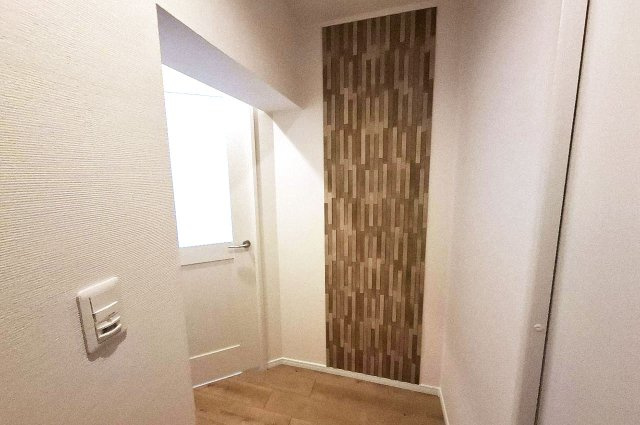 泉北茶山台第一次住宅九号棟の内装|玄関の壁一部には、調湿・脱臭効果が期待できるエコカラットを貼りました。