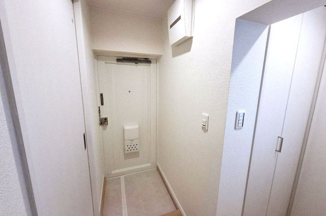 泉北茶山台第一次住宅九号棟の玄関|玄関や廊下もリフォームでまっさらに。家族やゲストを気持ち良くお迎えいただけます。