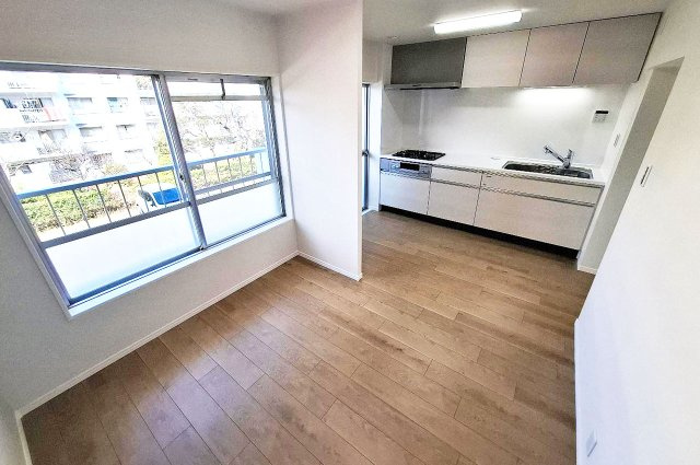 泉北茶山台第一次住宅九号棟のキッチン|「和室+キッチン」を一つに繋げ、新しく生まれ変わった明るいダイニングキッチン。