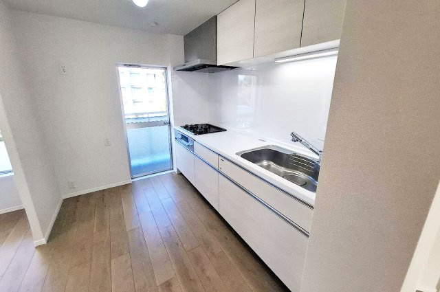 泉北茶山台第一次住宅九号棟のキッチン|明るく風通りの良い勝手口付きのキッチン。換気やゴミ出しにも便利です。