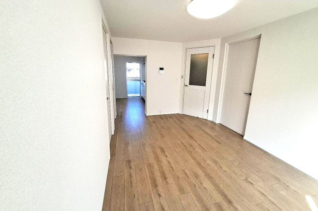 泉北茶山台第一次住宅九号棟の居間・リビング|リビングスペースもクロスやフローリングをきれいに貼替え、ピカピカになりました。