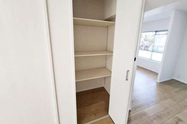 泉北茶山台第一次住宅九号棟の収納|リビング内の棚付き物入。きれいに新調済みです。