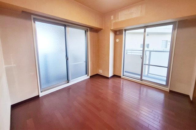 堺・泉北光明池城山公園シンシアの洋室|洋室3：二面のサッシからバルコニーへ出入りできます。