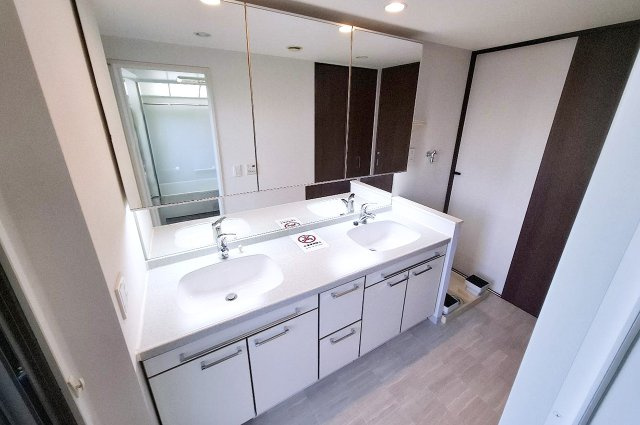 堺・泉北光明池城山公園シンシアの独立洗面台|洗面室：ダブルボウルのワイドな洗面化粧台で、身支度や整理整頓がスムーズに行えます。