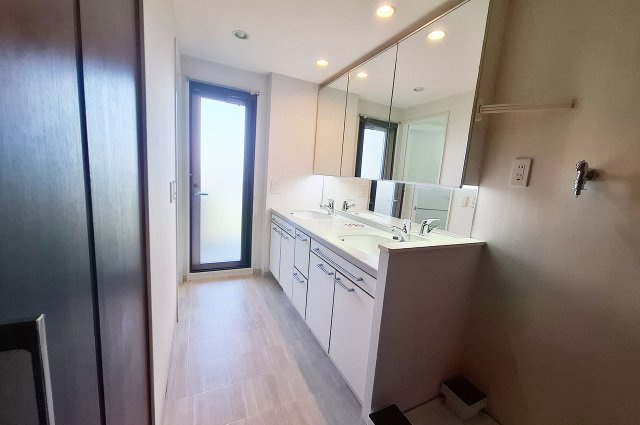 堺・泉北光明池城山公園シンシアの独立洗面台|洗面室：キッチン同様バルコニーへ出られる便利な勝手口付き。