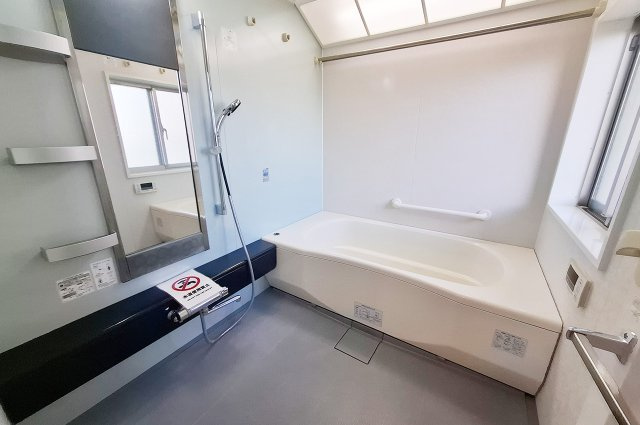 堺・泉北光明池城山公園シンシアの浴室|バスルーム：窓付きで明るく換気がしやすいバスルーム。