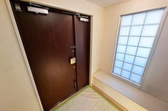 堺・泉北光明池城山公園シンシアの玄関|玄関：やわらかな光が入るブロックガラスがおしゃれな空間を演出。