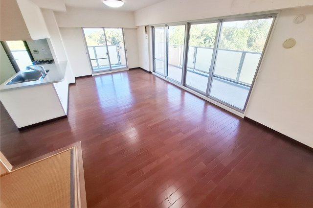 堺・泉北光明池城山公園シンシアの居間・リビング|LDK：二面採光で明るく開放的なLDKです。