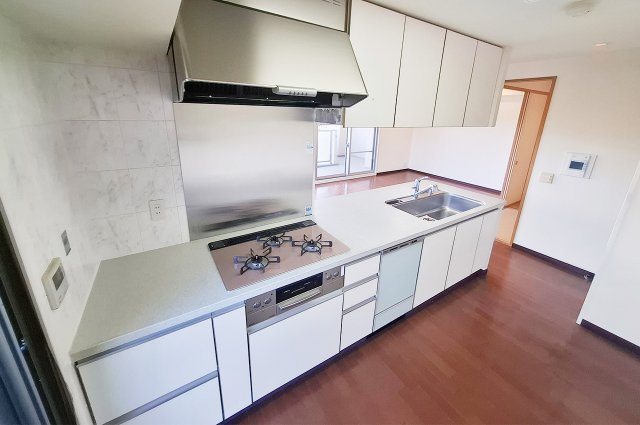 堺・泉北光明池城山公園シンシアのキッチン|キッチン：食洗機付き＆3口コンロで日々の家事が快適に。