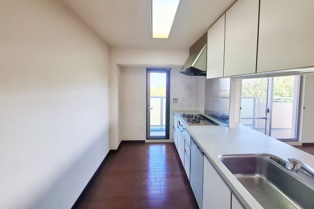 堺・泉北光明池城山公園シンシアのキッチン|キッチン勝手口：換気やゴミ出しに便利です。