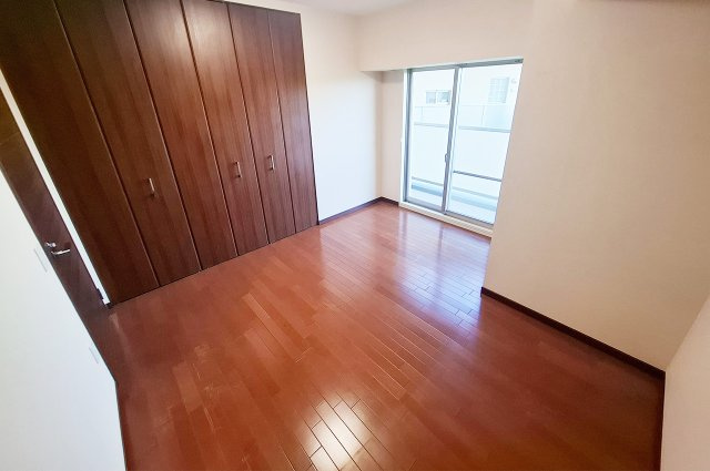 堺・泉北光明池城山公園シンシアの寝室|洋室1：約7帖のゆったりとしたお部屋です。バルコニーへの出入りが可能です。