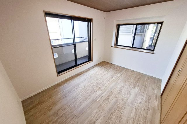 堺市中区福田の洋室|洋室（1）もきれいにリフォーム済み。出窓付きのゆったりとしたお部屋です。