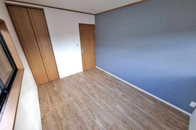 堺市中区福田の内装|洋室（2）の壁一部には、ネイビーのアクセントクロスを施しました。