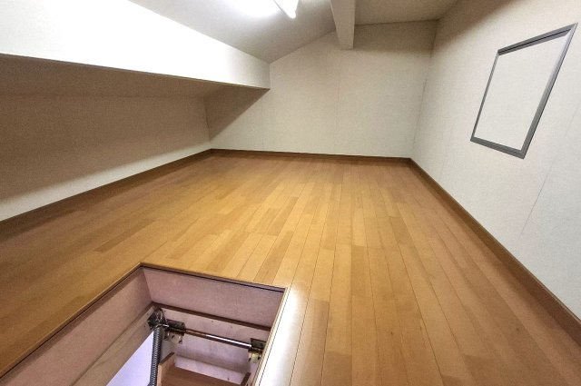 堺市中区福田の収納|洋室（3）にある屋根裏収納。季節の家電や普段あまり使わないものなどの収納に便利です。