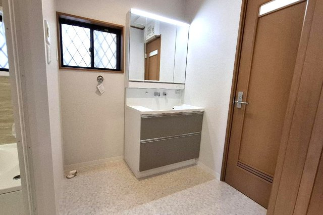 堺市中区福田の独立洗面台|洗面所もピカピカにリフォーム。三面鏡付きの洗面化粧台も新調しました。