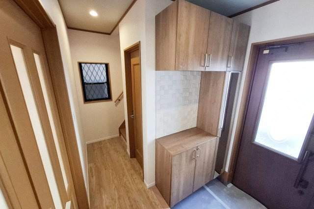 堺市中区福田の玄関|玄関や廊下もきれいにリフォーム。下駄箱も新調し、壁一部にはエコカラットを貼りました。