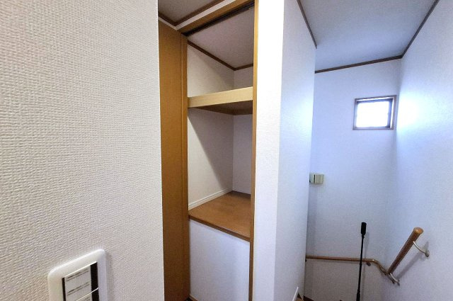 堺市中区福田の収納|2階廊下にある物入。内部はきれいにリフォーム済みです。