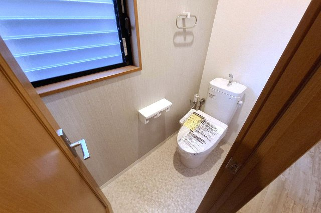 堺市中区福田のトイレ|2階トイレ。1階同様きれいに生まれ変わりました。