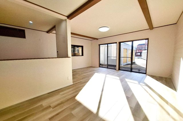 堺市中区福田の居間・リビング|明るく開放感のある約22帖の広々LDK。ゲストを招いてもゆったりと過ごせるスペースです。